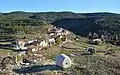 Vista general del caserío de Sesga (Ademuz), desde la era del cementerio, con detalle de un rulo de piedra.