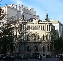 Palacete Pérez Samanillo, sede del Círculo Ecuestre, en la confluencia con la avenida Diagonal.