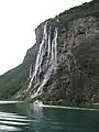 La cascada "Siete Hermanas" sobre el fiordo de Geiranger.