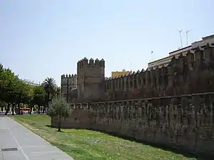 Murallas con torreones en la Macarena.