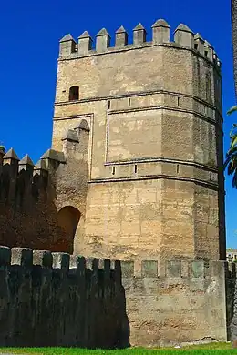 La Torre Blanca en la muralla en las cercanías de la Macarena.