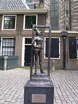 Estatua de bronce Belle frente de la Oude Kerk. La inscripción dice "Respeto a las trabajadoras del sexo en todo el mundo."