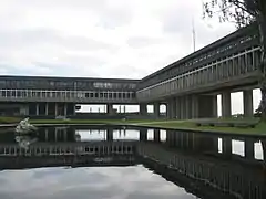 Academic Quadrangle pond en la Simon Fraser University. Burnaby, BC, Canadá