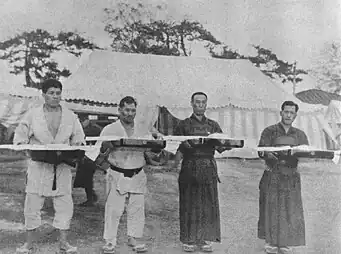 Ganadores de Shōwa Tenran Jiai en 1929. De izquierda a derecha: Hisao Kihara (Judo), Tamio Kurihara (Judo), Moriji Mochida (Kendo), Yokoyama (Kendo).