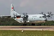 un Shaanxy Y-9 de la Fuerza Aérea China, aterrizando en una pista en una base aérea militar en China.