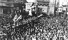 Multitudes en Shanghái celebrando el Día de la Victoria sobre Japón.