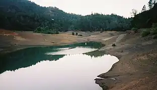 El lago Shasta en un periodo de bajo volumen de agua.