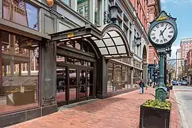 La entrada y el reloj de Westminster Street en 2019