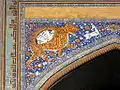 Representaciones con mosaico del León y Sol en la fachada de la Sher Dor Medressa (1636) en el Registán en Samarcanda, Uzbekistán