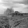 Tanque de la Segunda Guerra Mundial, Sherman Crab, con sistema de mayales antiminas a prueba. 27 de abril de 1944.