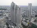 La torre al lado de la Ciudad de la Ópera de Tokio