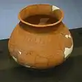 Pote decorado por impresión. 19 cm. x 22.5 cm. Sitio de Shisanghan. Edad del Hierro, siglo II - V, aprox.
