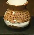 Pote con decoración grabada. Sitio Shisanghan. H. 10,2 cm. L. 10.8 cm. Sitio Shisanghan. Edad del Hierro, siglo II - V, aprox.