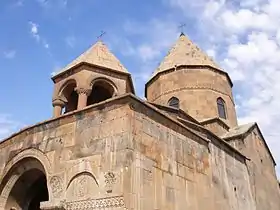 El tambor, la cúpula y el campanario de la iglesia.