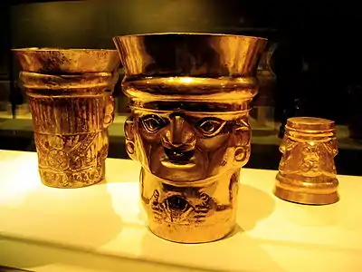 Vasos de oro del periodo Sicán medio (Lambayeque).