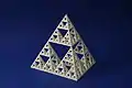 Impresión 3D de un tetraedro de Sierpinski utilizando nilón (poliamida), por G.W. Hart