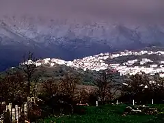 Sierra de Gata nevada, con la localidad de Eljas en primer plano