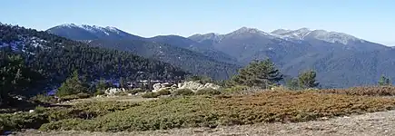 Vista de la cara norte de Siete Picos (a la izquierda) y la vertiente este del cordal de La Mujer Muerta (a la derecha).