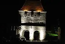 Sighișoara, la torre en vista nocturna.