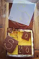  Construida con 13 maracas afinadas entre sí rellenas de sulfato de magnesio.