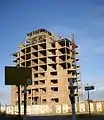 El edificio hecho de ladrillos en su construcción .