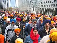 Grupo grande de hombres y mujeres en la calle de la ciudad.