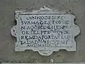 Un antiguo cartel que establecía normas de circulación en una calle estrecha de la ciudad de Lisboa: "Año de 1686. Su Majestad ordena que los coches, carruajes y literas que entren por la Puerta del Salvador retrocedan para la misma parte." Es equivalente a una prioridad de paso o un "antes de entrar, dejen salir".