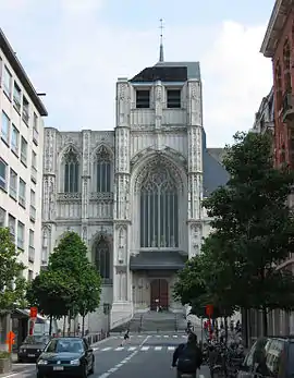 Iglesia colegial de San Pedro en Lovaina: un gran vitral remplaza al rosetón a la francesa