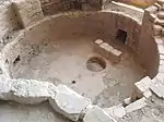El sipapu es el pequeño agujero redondo en el piso de una ruina de una kiva. El agujero más grande corresponde a un pozo de fuego.Mesa Verde.
