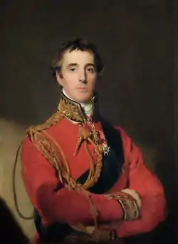 La pintura muestra a un hombre solemne de cabello oscuro con los brazos cruzados. Viste un uniforme militar rojo con cuello alto y bucles de encaje dorado.