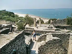 Las cuevas de Catullo: son las ruinas de una antigua villa romana en la que se creía que había vivido el poeta Catulo