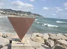 Triángulo rosa como símbolo contra la homofobia, Escultura al colectivo homosexual inaugurada en 2006 en Sitges. Inicialmente, la escultura estaba cubierta de pintura rosa.