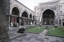 Patio de la  madrasa Buruciye