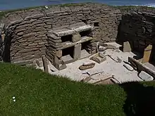 Una cómoda con estantes amuebla una casa en Skara Brae, un asentamiento en la actual Escocia que estuvo ocupado desde aproximadamente 3180-2500 a.C.