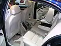 Interior en cuero con tapa del asiento del copiloto y repozabrasos abiertos