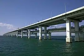 Puente R Sky Gate en el aeropuerto internacional de Kansai, Osaka, Japón, es el puente en celosía de dos pisos más largo del mundo. Soporta tres carriles de tráfico de automóviles en la parte superior y dos de ferrocarril debajo, con nueve tramos de celosía.