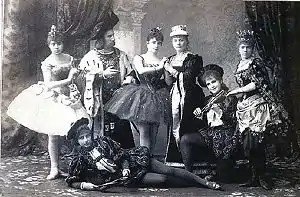 Los bailarines originales vestidos con los diseños de Vsévolozhsky para La bella durmiente (1890) en el Teatro Mariinsky