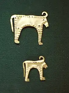 Láminas de oro con forma de toro, de la necrópolis de Varna.