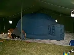 Una pequeña cúpula de planetario portátil inflable.