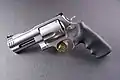 Un S&W Modelo 500 con cañón corto.