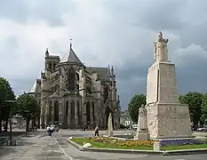 El monumento a los muertos y la cabecera