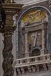 Dos de las columnas salomónicas traídas a Roma por Constantino, en su ubicación actual en San Pedro. En primer plano a la izquierda, parte del Baldaquino de Bernini