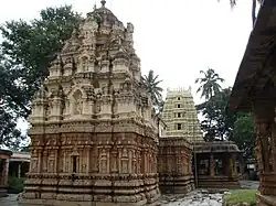 estilo típico de Vijayanagara dravida shikhara (torre de estilo meridional de India sobre santuario) en el templo Someshvara en Kolar (siglo XIV)