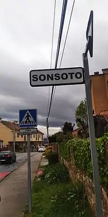 Nombre de la localidad en la señal que indica la entrada a la zona urbanizada desde Trescasas