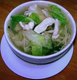 Sopa wantán de la gastronomía del Perú.