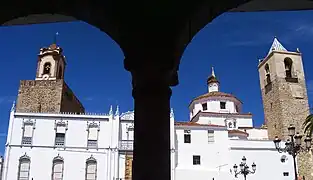 Fachada de la casa parroquial y torres vista desde los soportales