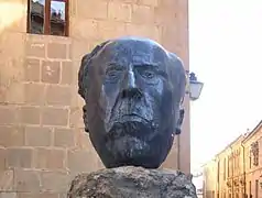 Cabeza colosal de Antonio Machado (80 cm.), de Pablo Serrano, 1966, censurada durante el franquismo.