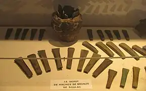 Hachas bridadas de la Edad de Bronce - Museo de Soulac-sur-Mer Francia.