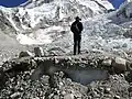 Tienda temporal de campaña de plataforma en el Glaciar de Khumbu en el campamento base sur del Everest, Nepal. Note la capa de hielo bajo la superficie inestable de roca. La Cascada de Hielo de Khumbu se aprecia al fondo