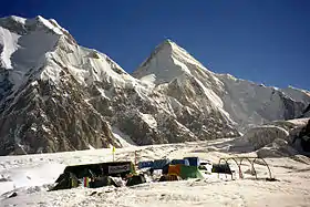 El campo base Inylchek Sur, con el Chapaev y el Khan Tengri a través del glaciar